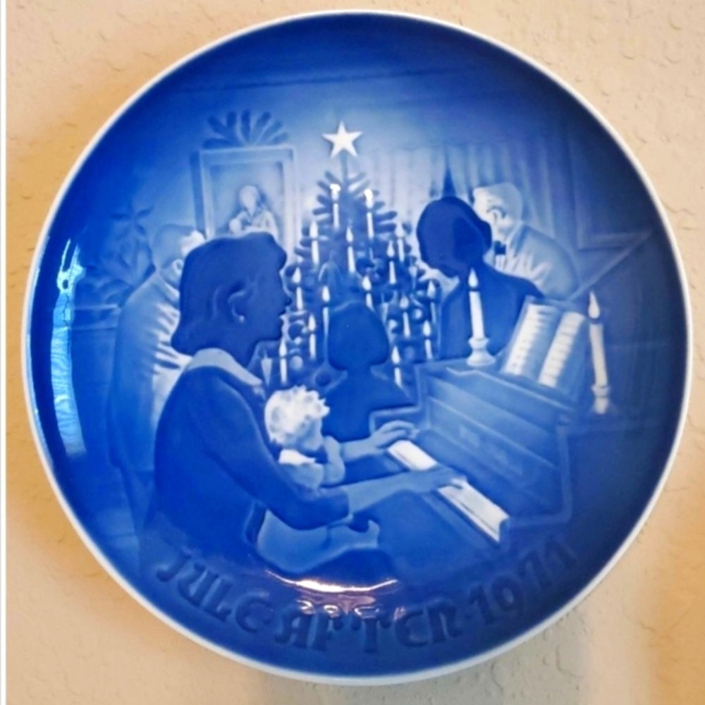 Vintage 1971 Bing & Grondahl Copenhagen Christmas π At Home Porcelain Plate - Picture 2 of 4